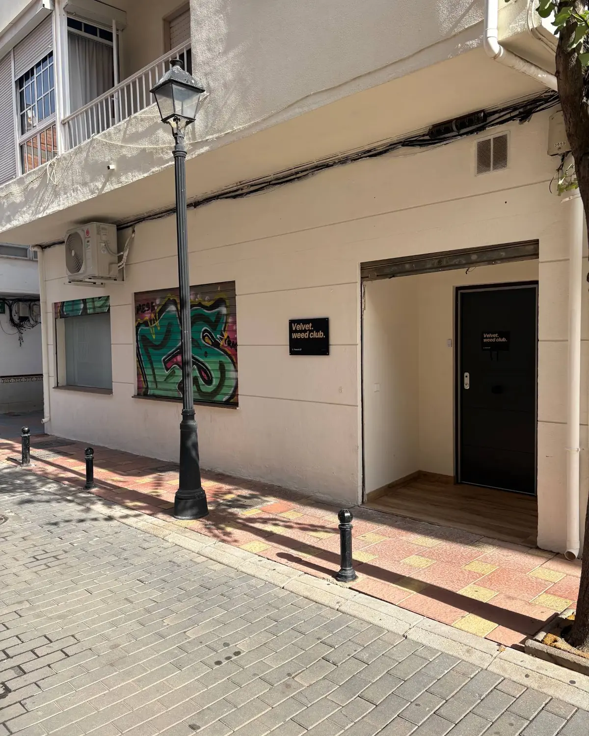 The door of Velvet Weed Club at C. Troncón 27, Fuengirola, with the Velvet sign