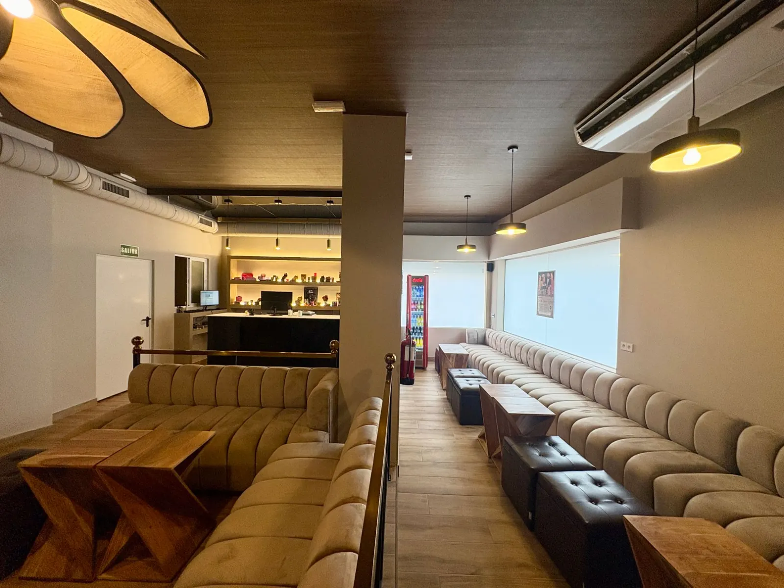 The Velvet lounge in Fuengirola: velvet sofas, leather stools, wooden tables and the bar at the back